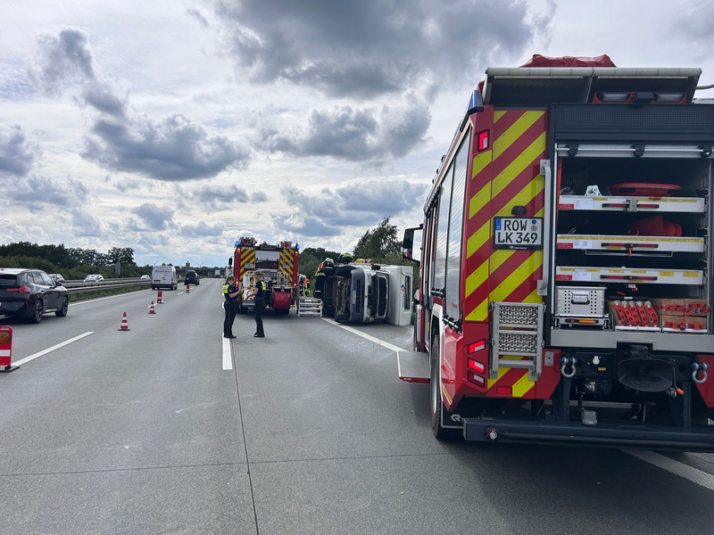 FW-ROW: Verkehrsunfall mit Wohnmobil auf der BAB 1 - Eine Person durch Feuerwehr gerettet - Foto: presseportal.de