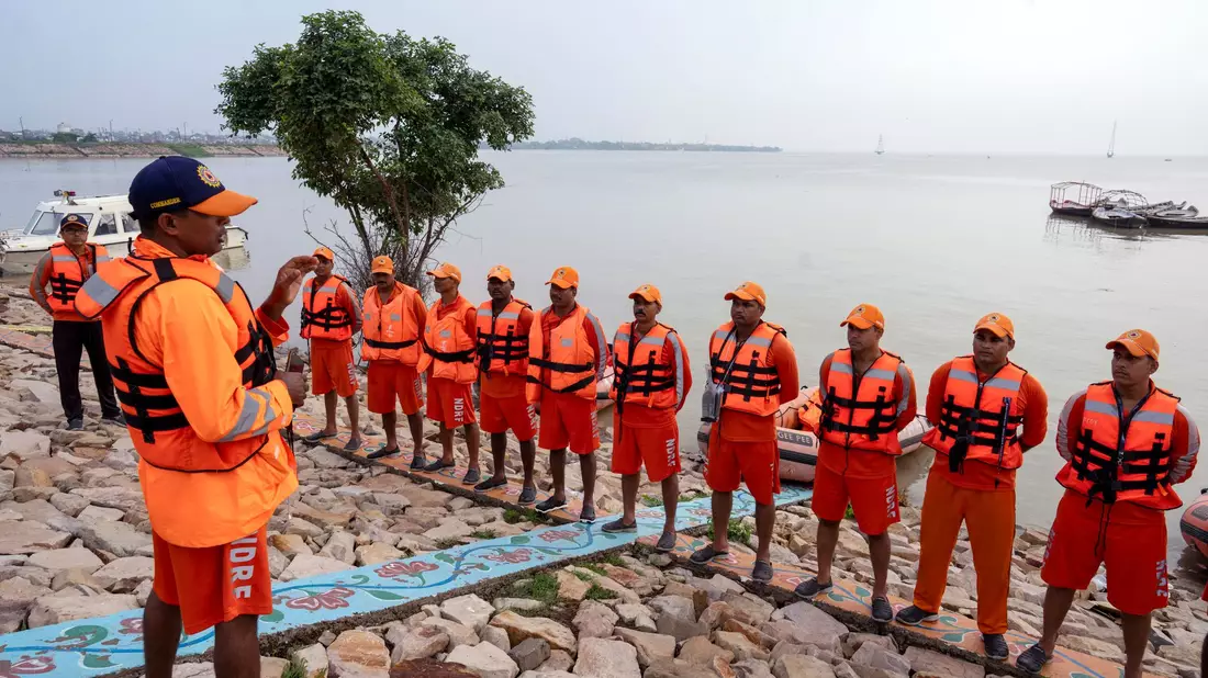 Ein Teamleiter informiert Mitglieder des indischen Katastrophenschutzes über Rettungsmaßnahmen in überschwemmten Gebieten.  - Bild: Rajesh Kumar Singh/AP/dpa