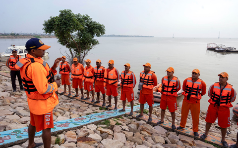 Ein Teamleiter informiert Mitglieder des indischen Katastrophenschutzes über Rettungsmaßnahmen in überschwemmten Gebieten. - Foto: Rajesh Kumar Singh/AP/dpa Ein Teamleiter informiert Mitglieder des indischen Katastrophenschutzes über Rettungsmaßnahmen in überschwemmten Gebieten. - Foto: Rajesh Kumar Singh/AP/dpa