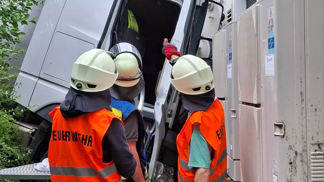 KFV-CW: LKW stürzt Böschung hinunter / Fahrer schwer verletzt / Straße bis frühen Abend gesperrt - Bild: presseportal.de