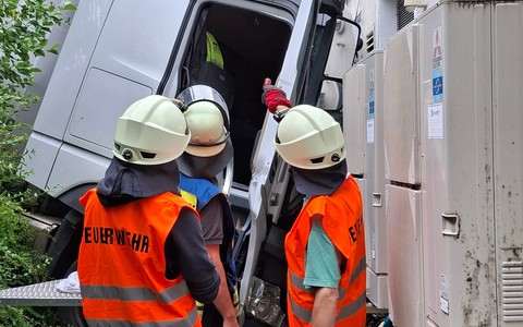 KFV-CW: LKW stürzt Böschung hinunter / Fahrer schwer verletzt / Straße bis frühen Abend gesperrt - Foto: presseportal.de