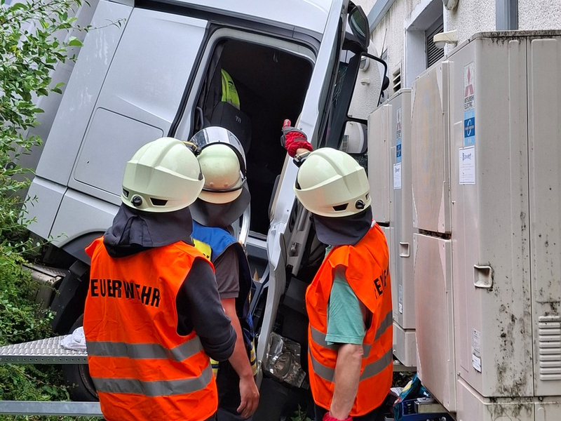 KFV-CW: LKW stürzt Böschung hinunter / Fahrer schwer verletzt / Straße bis frühen Abend gesperrt - Foto: presseportal.de