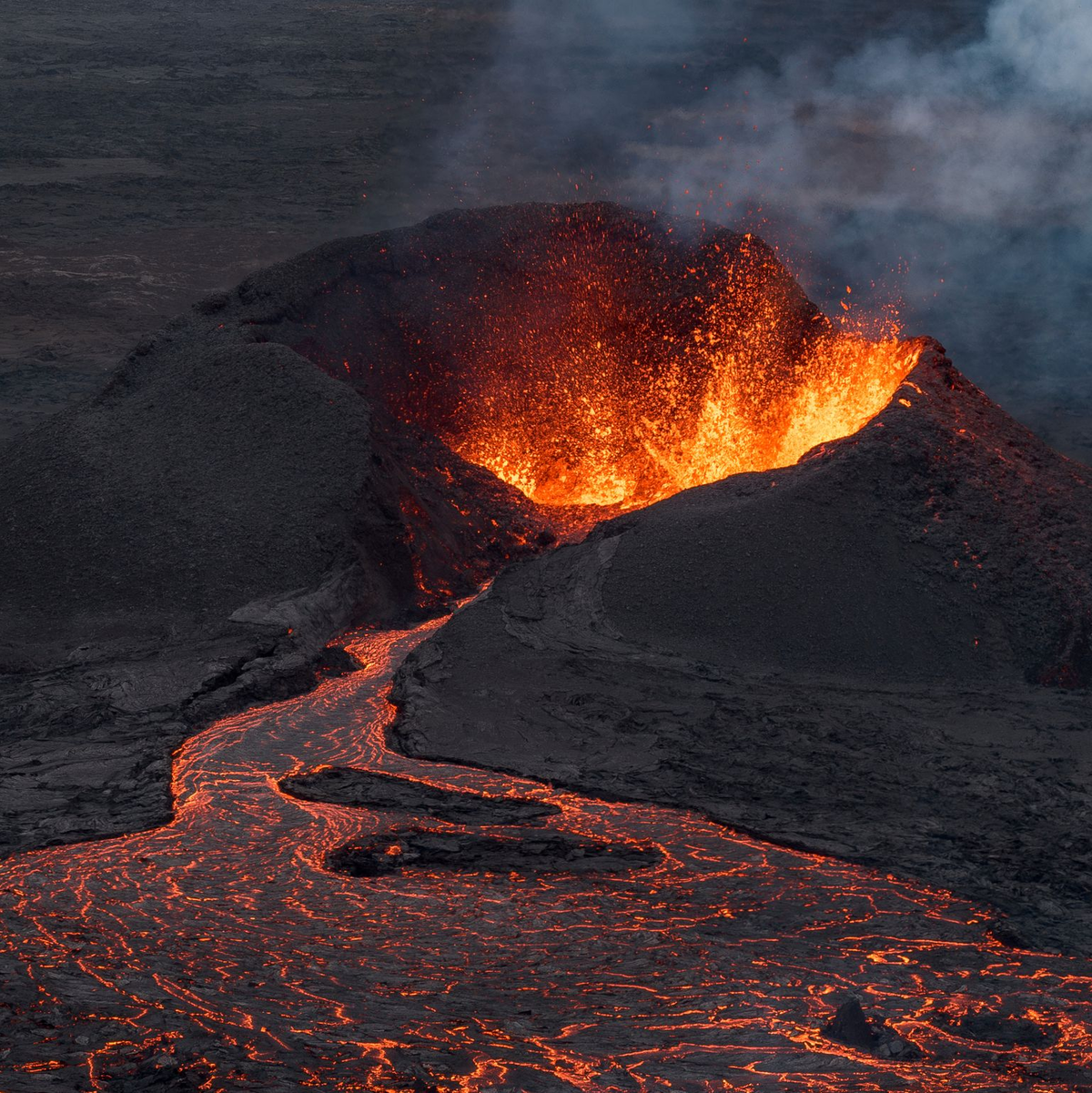 Mitte Juli hatte sich südwestlich von Reykjavik abermals die Erde geöffnet. (Archivbild) - Foto: Marco di Marco/AP/dpa