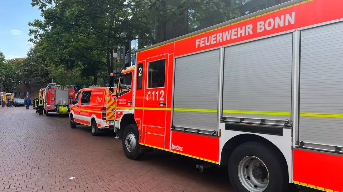 FW-BN: Brand auf Dachfläche in Bad Godesberger Innenstadt - Feuer breitet sich auf Wohnung aus - Bild: presseportal.de