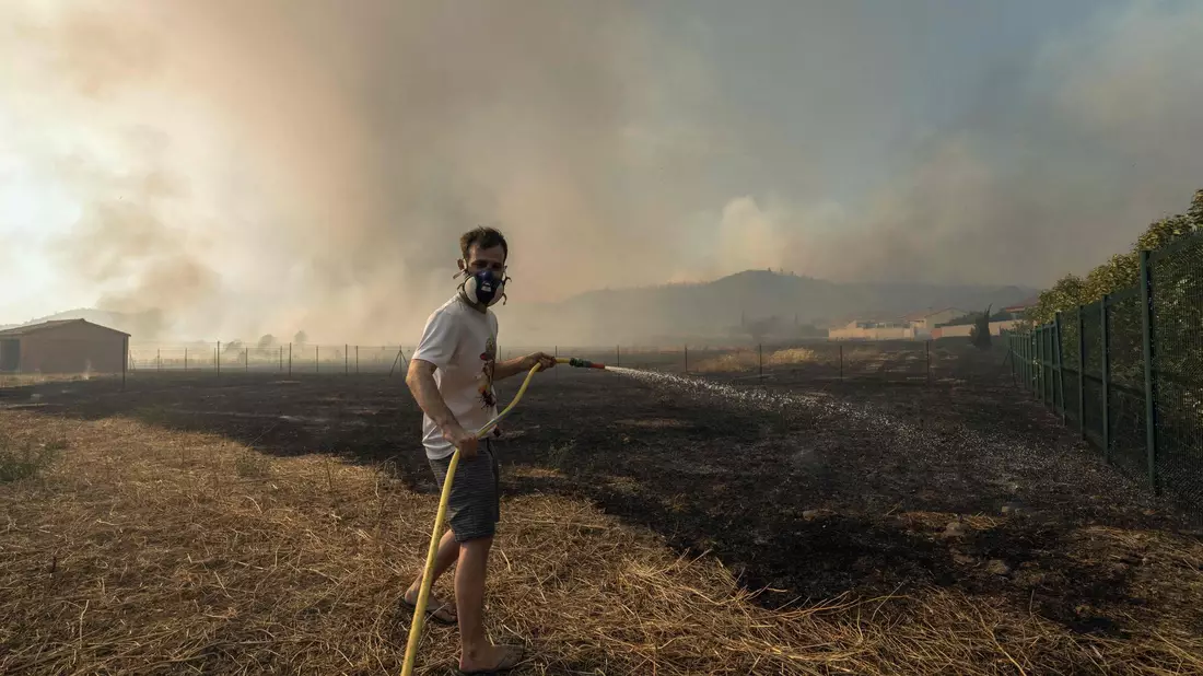 Das Feuer in Südfrankreich breitete sich rapide aus. - Bild: Idriss Bigou-Gilles/AFP/dpa