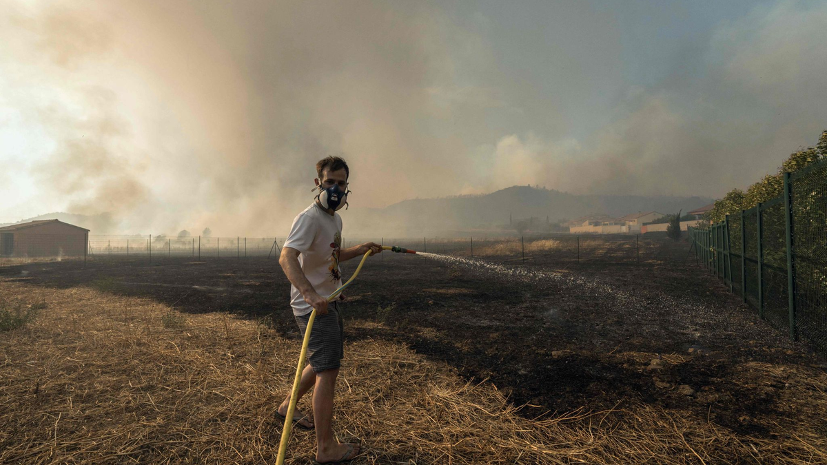 Das Feuer in Südfrankreich breitete sich rapide aus. - Foto: Idriss Bigou-Gilles/AFP/dpa