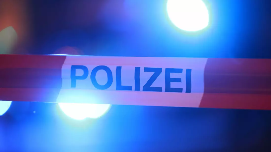 Eine Zwölfjährige ist bei einem Einsatz durch einen oder mehrere Schüsse aus einer Polizeiwaffe lebensgefährlich verletzt worden. (Symbolbild) - Bild: David Young/dpa