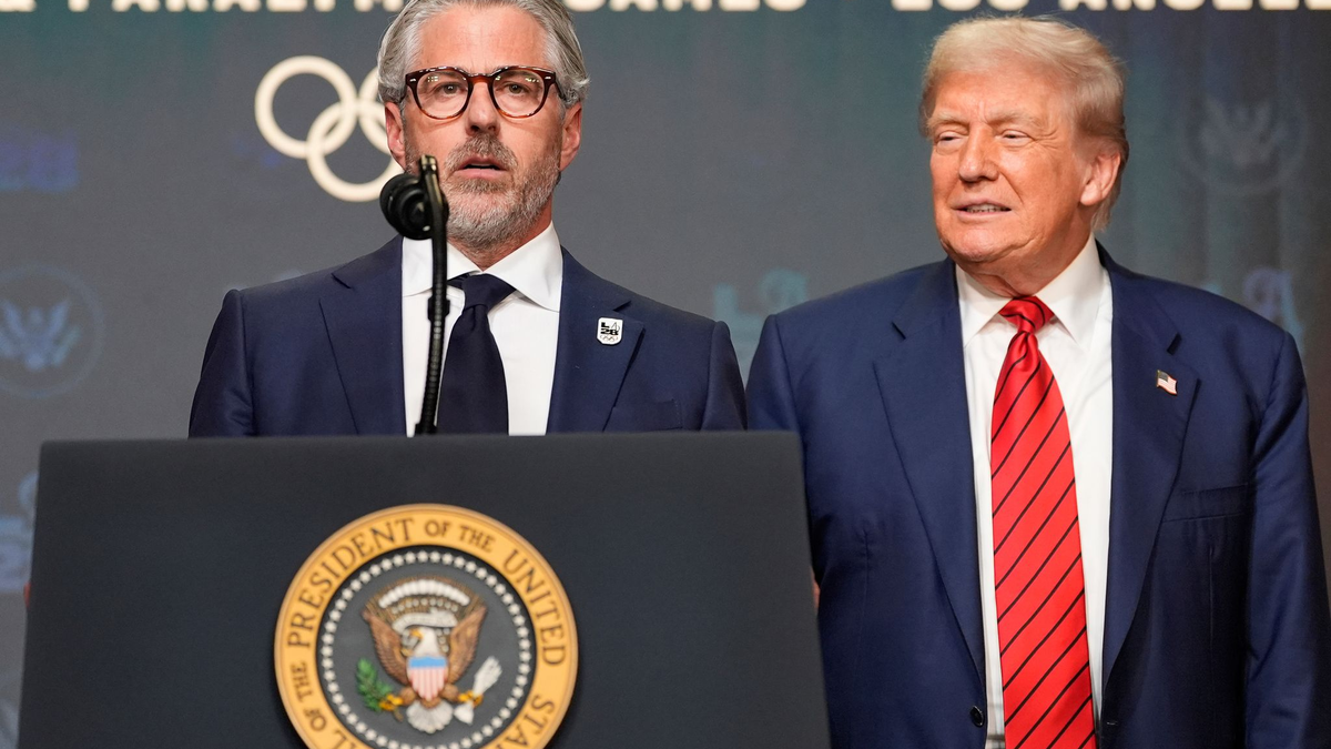 Olympia-Orgsanisationschef Wasserman (l) lobte Trumps Entscheidung zur Einrichtung einer Taskforce. - Foto: Alex Brandon/AP/dpa