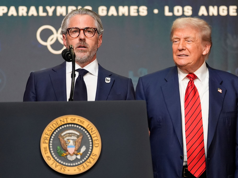 Olympia-Orgsanisationschef Wasserman (l) lobte Trumps Entscheidung zur Einrichtung einer Taskforce. - Foto: Alex Brandon/AP/dpa