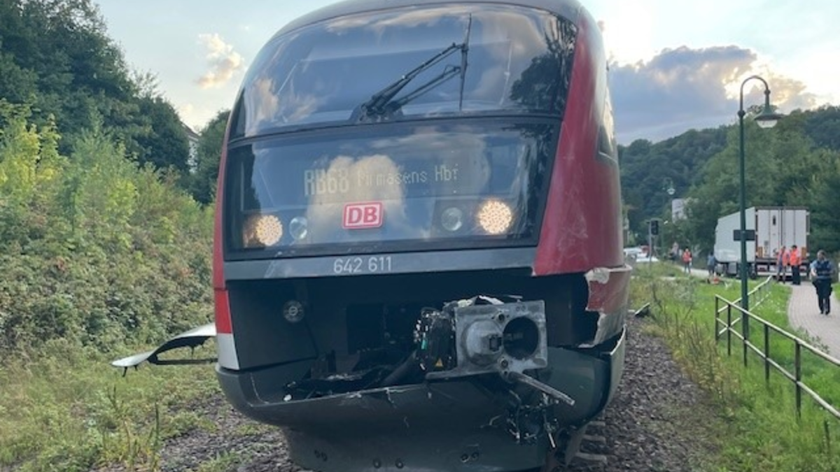 POL-PIWFB: Zug kollidiert mit Sattelzug - Foto: presseportal.de