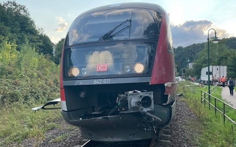 POL-PIWFB: Zug kollidiert mit Sattelzug - Foto: presseportal.de