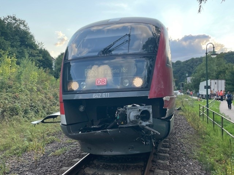 POL-PIWFB: Zug kollidiert mit Sattelzug - Foto: presseportal.de