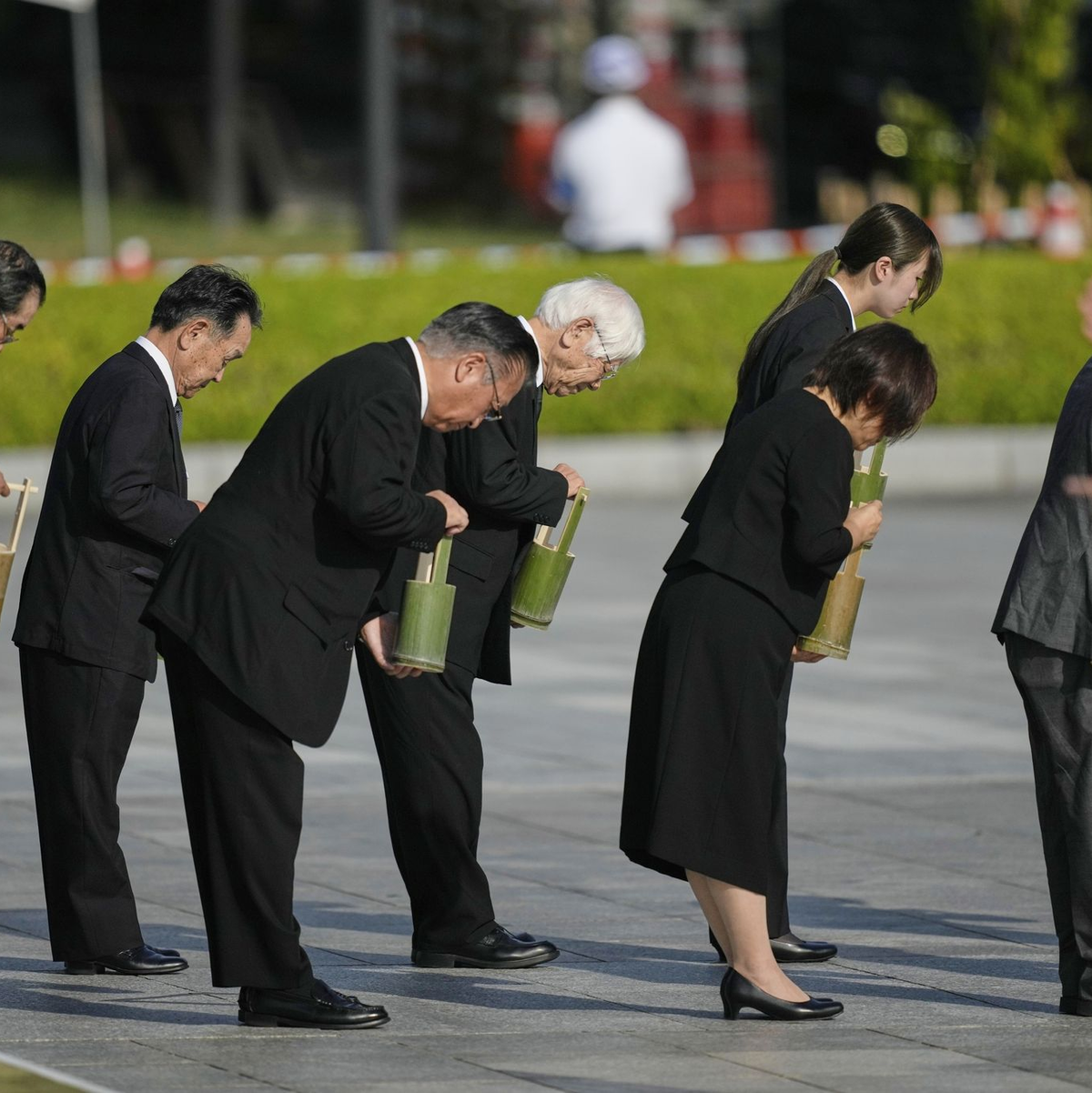 Japans Premier Ishiba bekräftigt die Prinzipien, wonach Japan weder Atomwaffen produziert noch besitzt oder auf eigenem Boden erlaubt.  - Foto: Louise Delmotte/AP/dpa