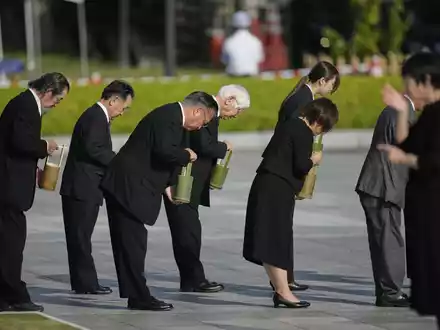 Japans Premier Ishiba bekräftigt die Prinzipien, wonach Japan weder Atomwaffen produziert noch besitzt oder auf eigenem Boden erlaubt.  - Foto: Louise Delmotte/AP/dpa