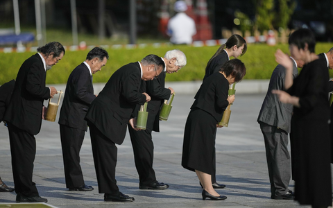 Japans Premier Ishiba bekräftigt die Prinzipien, wonach Japan weder Atomwaffen produziert noch besitzt oder auf eigenem Boden erlaubt.  - Foto: Louise Delmotte/AP/dpa