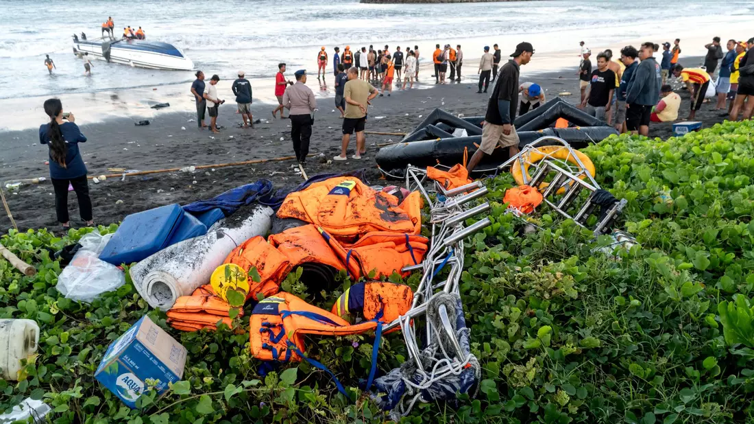 Ein Mensch wird noch im Meer vermisst. - Bild: Dicky Bisinglasi/XinHua/dpa