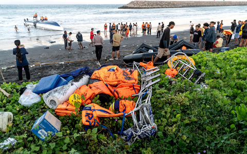 In Indonesien kommt es häufig zu tödlichen Bootsunglücken. - Foto: Dicky Bisinglasi/XinHua/dpa