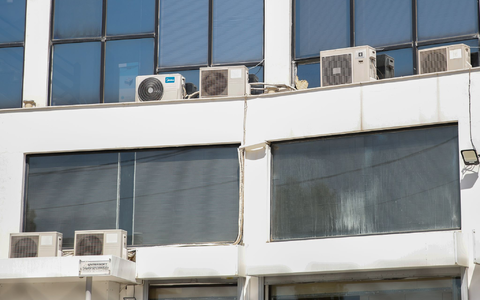 Fügen sich optisch nicht immer gut in die Umgebung ein, wirken aber: Klimageräte. (Archivbild) - Foto: Socrates Baltagiannis/dpa