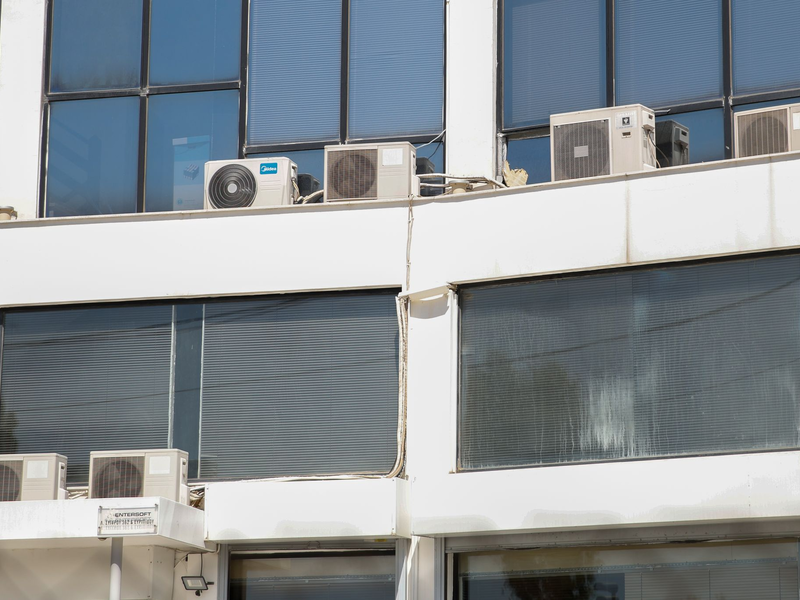 Fügen sich optisch nicht immer gut in die Umgebung ein, wirken aber: Klimageräte. (Archivbild) - Foto: Socrates Baltagiannis/dpa