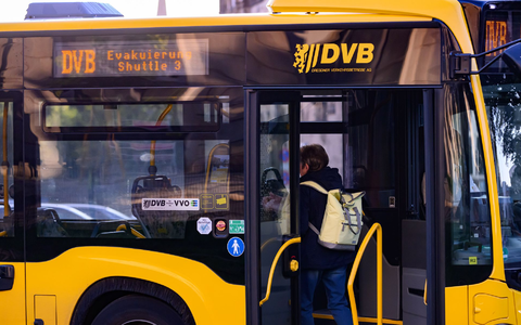 Rund um die Evakuierung sind auch Busse im Einsatz. - Foto: Robert Michael/dpa
