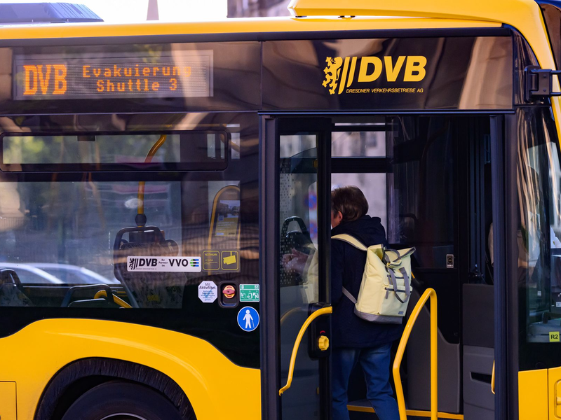 Rund um die Evakuierung sind auch Busse im Einsatz. - Foto: Robert Michael/dpa