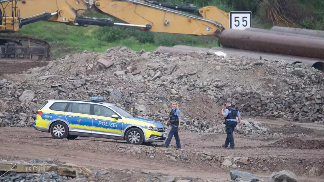 Der Sprengkörper wurde bei Abrissmaßnahmen an der Carolabrücke gefunden. - Bild: Sebastian Kahnert/dpa