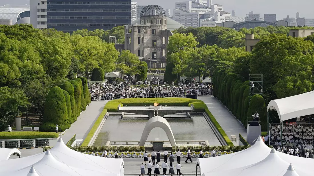 In der japanischen Stadt Hiroshima wurde der Opfer des Atombombenabwurfs vor 80 Jahren gedacht.  - Bild: Uncredited/Kyodo News/AP/dpa