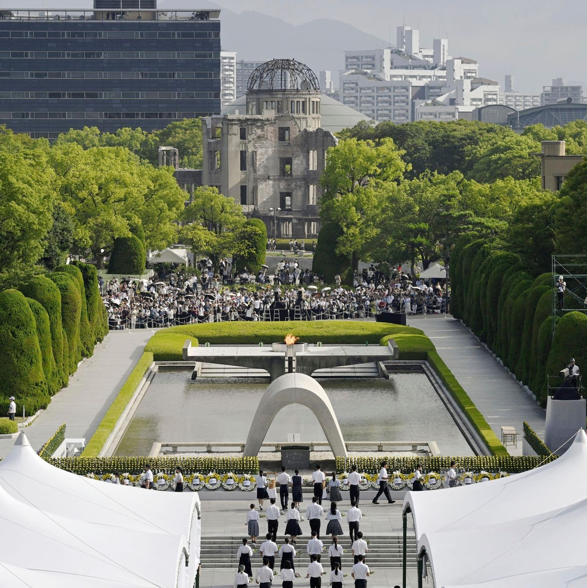 In der japanischen Stadt Hiroshima wurde der Opfer des Atombombenabwurfs vor 80 Jahren gedacht.  - Foto: Uncredited/Kyodo News/AP/dpa