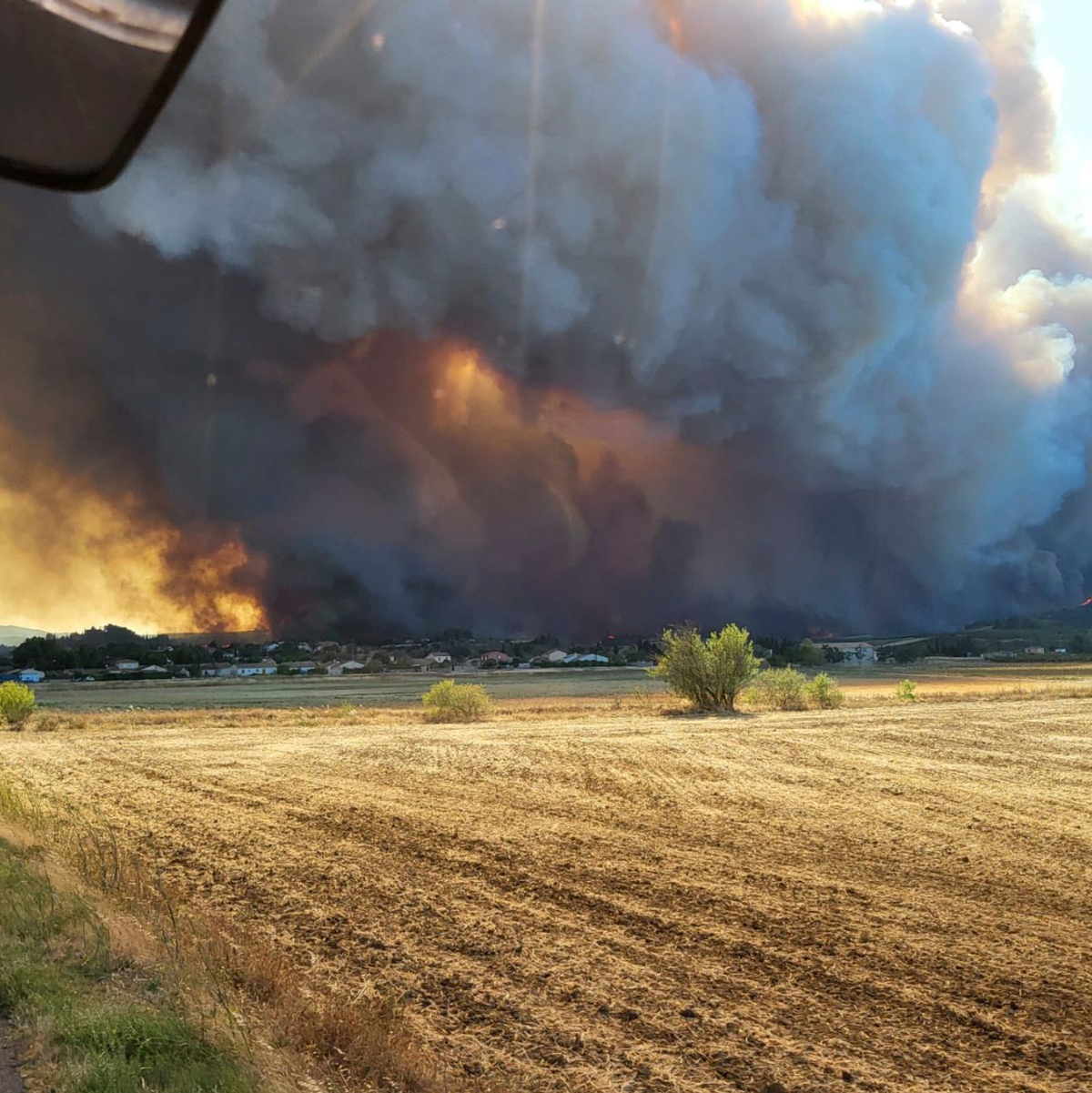 Die Feuerwehr kämpft in Südfrankreich weiter gegen die Flammen. - Foto: Uncredited/Securite Civile/AP/dpa