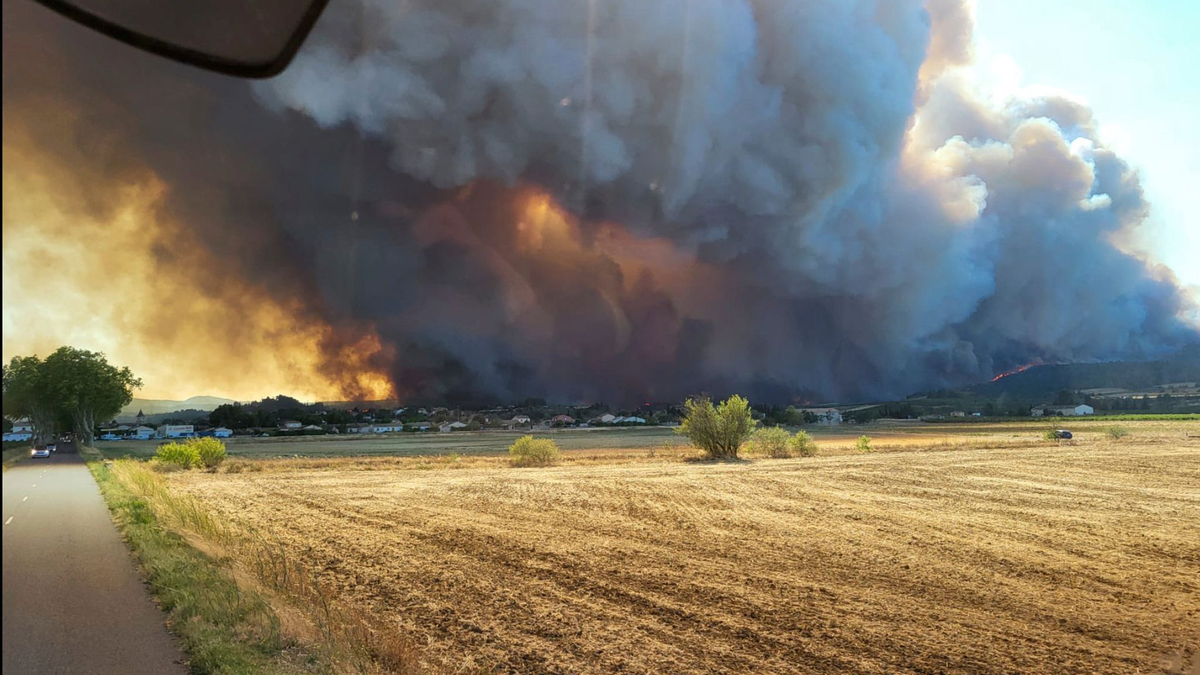 Die Löscharbeiten aus der Luft wurden am Morgen wieder aufgenommen. - Foto: Uncredited/Securite Civile/AP/dpa