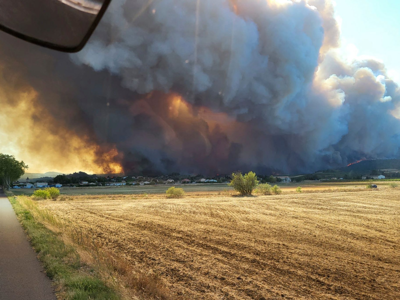 Die Löscharbeiten aus der Luft wurden am Morgen wieder aufgenommen. - Foto: Uncredited/Securite Civile/AP/dpa