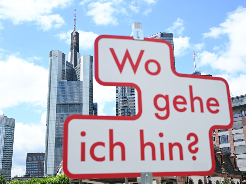 Mit steigenden Gewinnen und höheren Ausschüttungen will die Commerzbank ihre Eigenständigkeit bewahren (Archivbild) - Foto: Arne Dedert/dpa