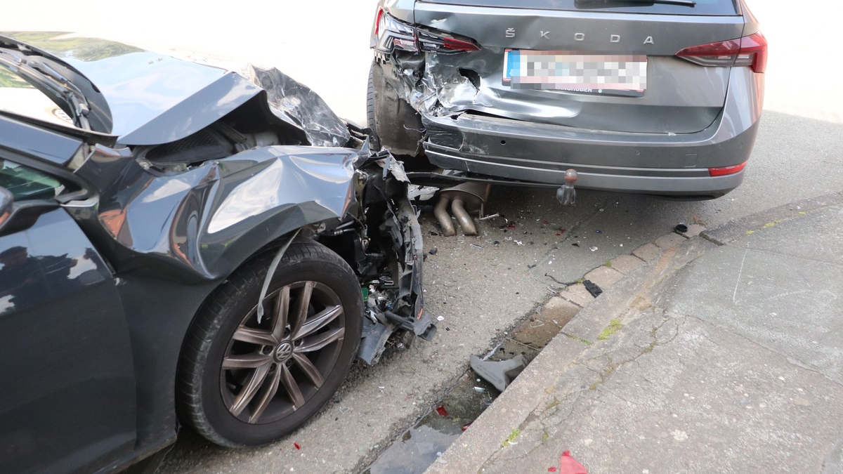 POL-HX: Auf geparkten Pkw aufgefahren - Beifahrerin leicht verletzt - Foto: presseportal.de