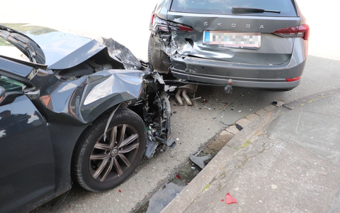 POL-HX: Auf geparkten Pkw aufgefahren - Beifahrerin leicht verletzt - Foto: presseportal.de