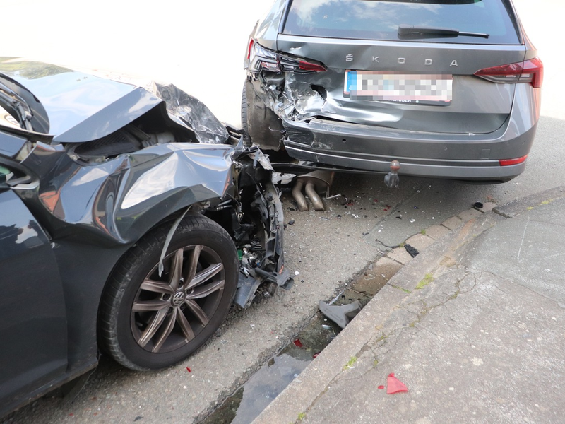POL-HX: Auf geparkten Pkw aufgefahren - Beifahrerin leicht verletzt - Foto: presseportal.de