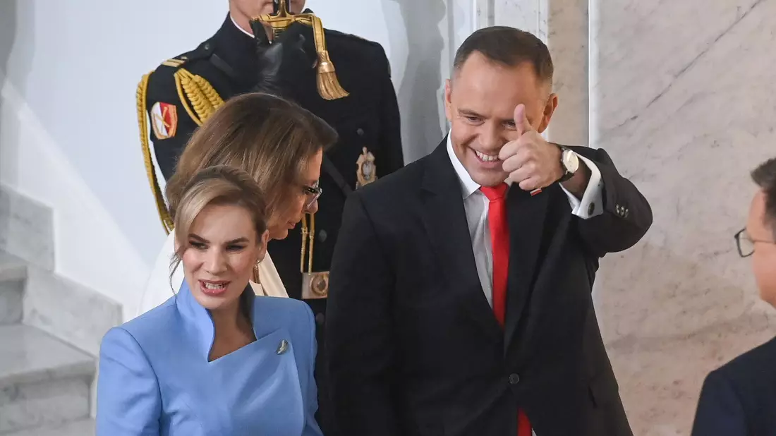 Polens neuer Präsident Karol Nawrocki, hier im Bild mit seiner Frau Marta, hat den Amtseid abgelegt. (Foto aktuell) - Bild: Piotr Nowak/PAP/dpa