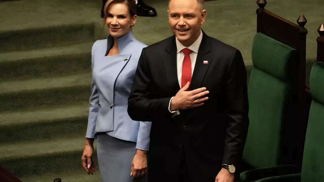 Polens neuer Präsident Karol Nawrocki, hier im Bild mit seiner Frau Marta, hat den Amtseid abgelegt. (Foto aktuell) - Bild: Czarek Sokolowski/AP/dpa