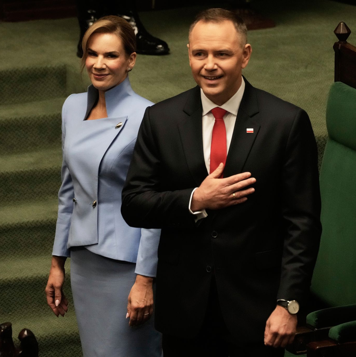 Polens neuer Präsident Karol Nawrocki, hier im Bild mit seiner Frau Marta, hat den Amtseid abgelegt. (Foto aktuell) - Foto: Czarek Sokolowski/AP/dpa