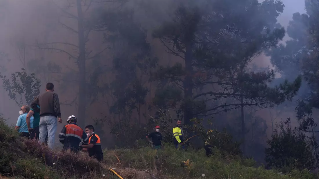 Zur Bekämpfung des Feuers wurden insgesamt 125 Einsatzkräfte mobilisiert. - Bild: Gustavo De La Paz/EUROPA PRESS/dpa