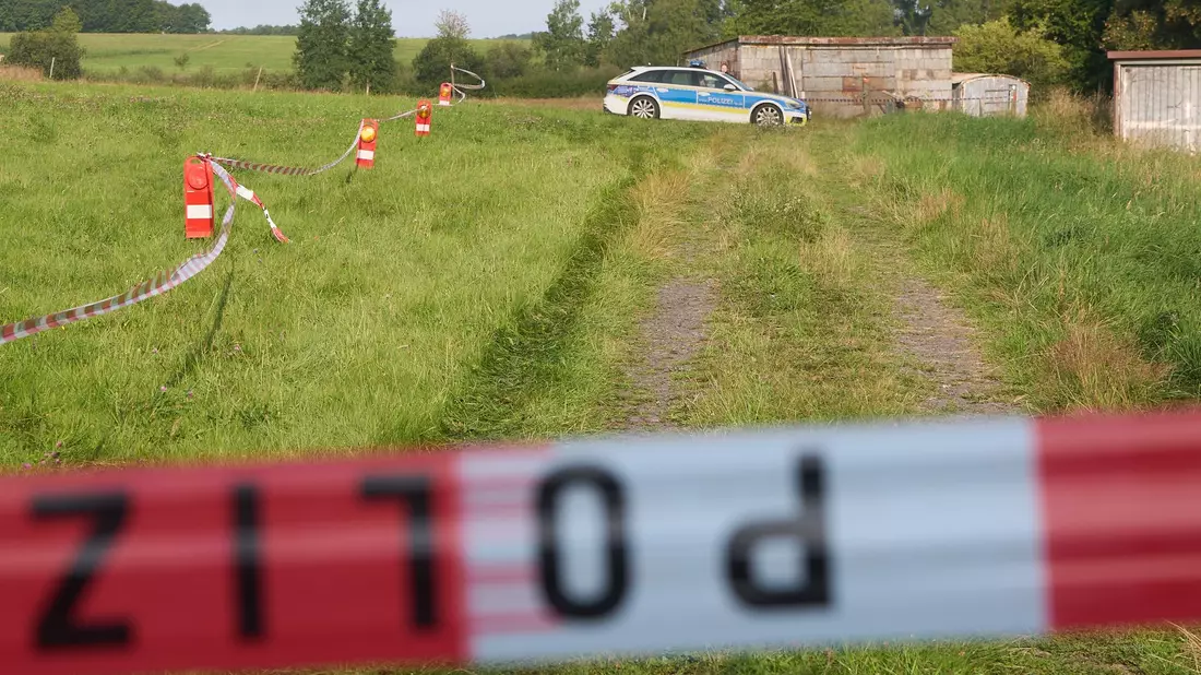 Polizisten sicherten nach dem Leichenfund Spuren. - Bild: Thomas Frey/dpa