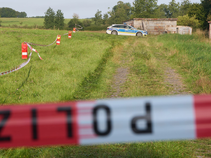 Polizisten sicherten nach dem Leichenfund Spuren. - Foto: Thomas Frey/dpa