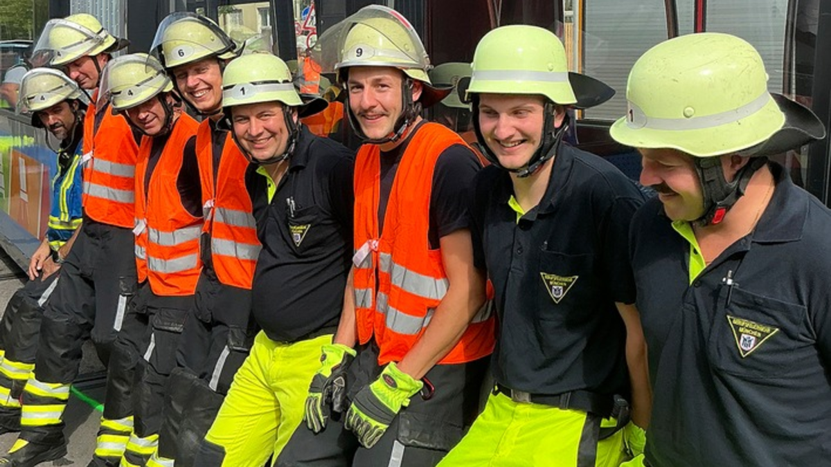 FW-M: Straßenbahn und Lkw kollidiert (Neuhausen-Nymphenburg) - Foto: presseportal.de