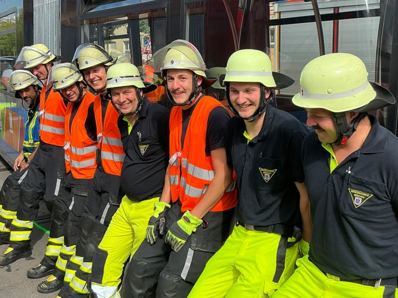 FW-M: Straßenbahn und Lkw kollidiert (Neuhausen-Nymphenburg) - Foto: presseportal.de