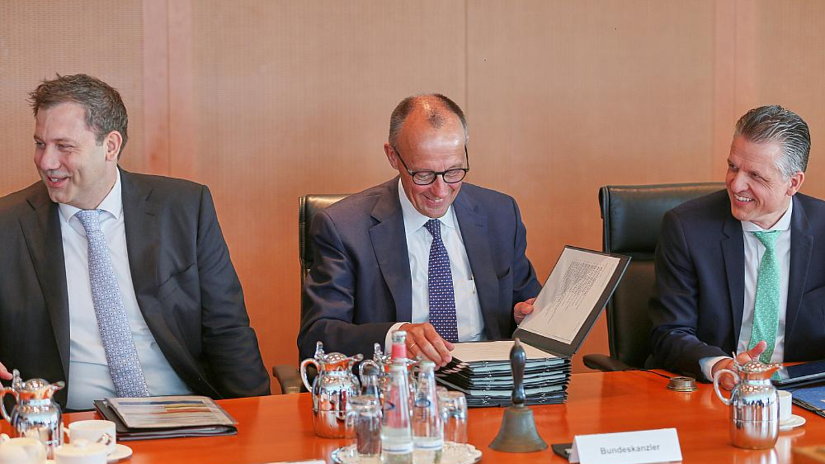 Lars Klingbeil, Friedrich Merz und Thorsten Frei bei der Kabinettssitzung am 06.08.2025 - Foto: über dts Nachrichtenagentur