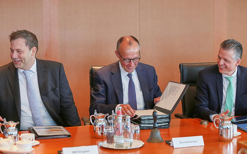 Lars Klingbeil, Friedrich Merz und Thorsten Frei bei der Kabinettssitzung am 06.08.2025 - Foto: über dts Nachrichtenagentur