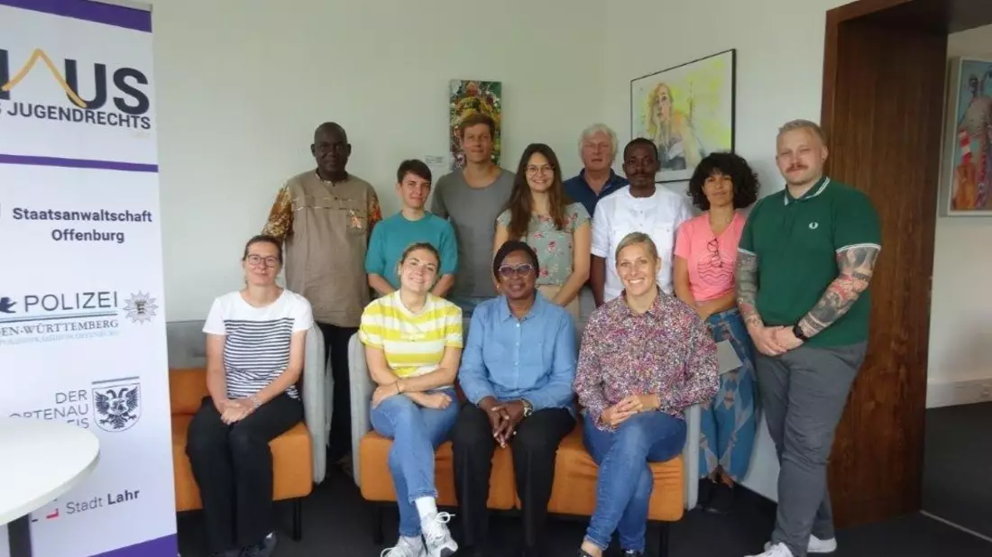 POL-OG: Lahr - Internationaler Austausch: Delegation afrikanischer Kinderrechtsorganisationen zu Besuch im Haus des Jugendrechts Lahr - Bild: presseportal.de