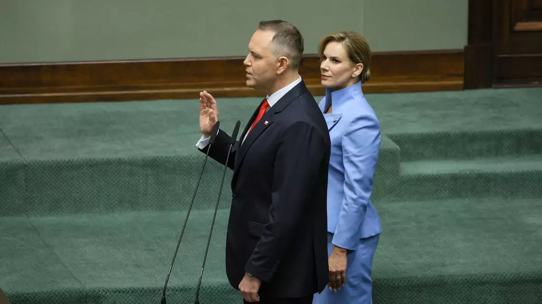 Polens neuer Präsident Karol Nawrocki, hier im Bild mit seiner Frau Marta, hat den Amtseid abgelegt. (Foto aktuell) - Bild: Pawel Supernak/PAP/dpa