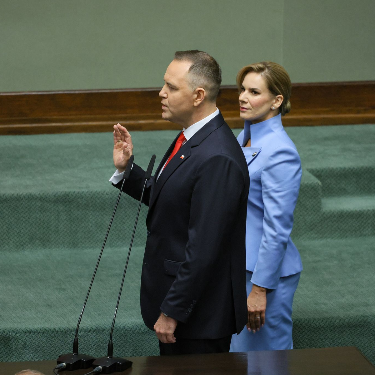 Polens neuer Präsident Karol Nawrocki, hier im Bild mit seiner Frau Marta, hat den Amtseid abgelegt. (Foto aktuell) - Foto: Pawel Supernak/PAP/dpa