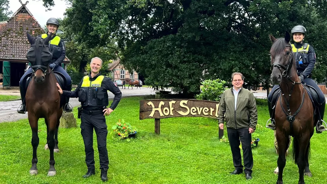POL-CE: Polizeistreife hoch zu Ross Polizeireiterinnen patrouillieren wieder im Naturpark Südheide - Bild: presseportal.de