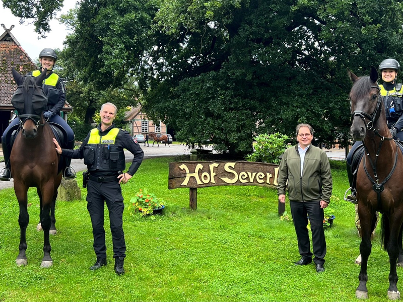 POL-CE: Polizeistreife hoch zu Ross Polizeireiterinnen patrouillieren wieder im Naturpark Südheide - Foto: presseportal.de